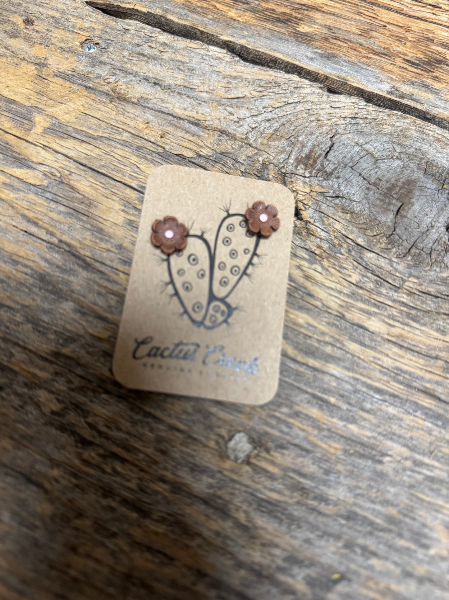 Pink center leathering stud earrings